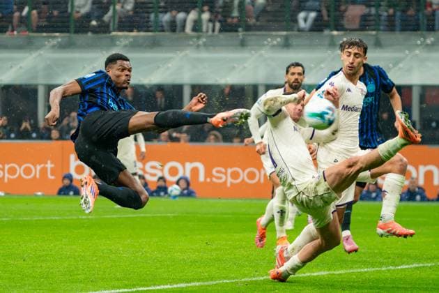 FC Internazionale v ACF Fiorentina - Serie A Denzel Dumfries (FC Inter) participates in the Italian championship Serie A football match between FC Internazionale and ACF Fiorentina at San Siro stadium in Milan, Italy, on October 29, 2025. Milan Italy Italy  Copyright: xLucaxRossinix originalFilename:rossini-fcintern251029_npLbk.jpg