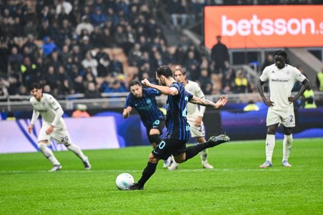 FC Internazionale v ACF Fiorentina - Serie A Hakan Calhanoglu of FC Internazionale scores a penalty during the Italian Serie A football match between Inter FC Internazionale and ACF Fiorentina at Giuseppe Meazza San Siro Stadium in Milan, Italy, on October 29, 2025 Milano Italy  Copyright: xTizianoxBallabiox originalFilename:ballabio-interfci251029_npDEZ.jpg