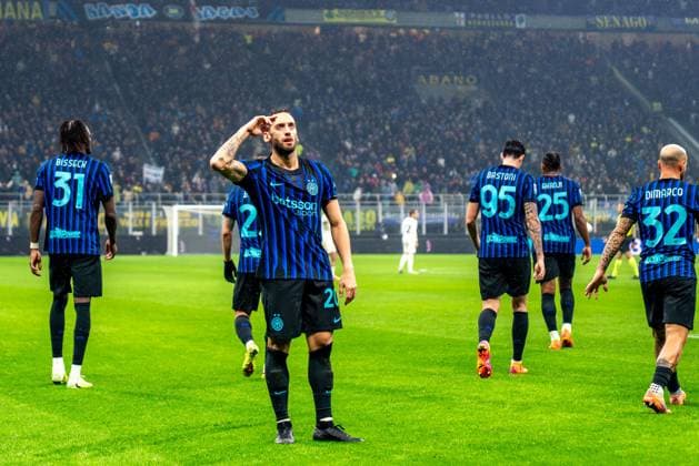 Hakan Calhanoglu (FC Inter) celebrates the goal during Inter - FC Internazionale vs ACF Fiorentina, Italian soccer Serie A match in Milan, Italy, October 29 2025  Copyright: xLucaxRossini IPAxSportx xipa-agency.netx xx IPA_67263832 IPA_Agency_IPA67263832