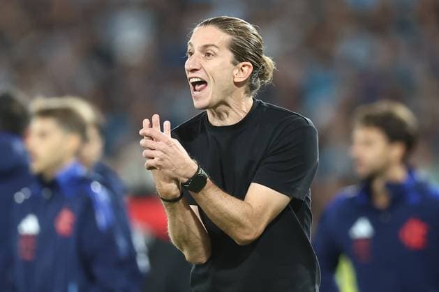 Flamengo™s head coach Filipe Luis gives instructions during the CONMEBOL Copa Libertadores semi final footbal match second leg between Argentina™s Racing Club and Brazil™s Flamengo at Presidente Juan Domingo Peron stadium in Avellaneda, Buenos Aires, Argentina on October 29, 2025 AVELLANEDA ARGENTINA Copyright: xALEJANDROxPAGNIx