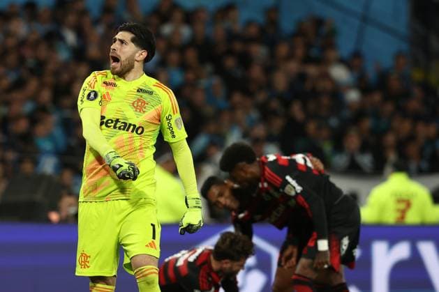 Brazil™s Flamengo Argentine goalkeeper Agustin Rossi L celebrates after his team qualified for the final following a draw in the second leg of the CONMEBOL Copa Libertadores semi final against Racing Club of Argentina at the Presidente Juan Domingo Peron stadium in Avellaneda, Buenos Aires, Argentina, on October 29, 2025 AVELLANEDA ARGENTINA Copyright: xALEJANDROxPAGNIx