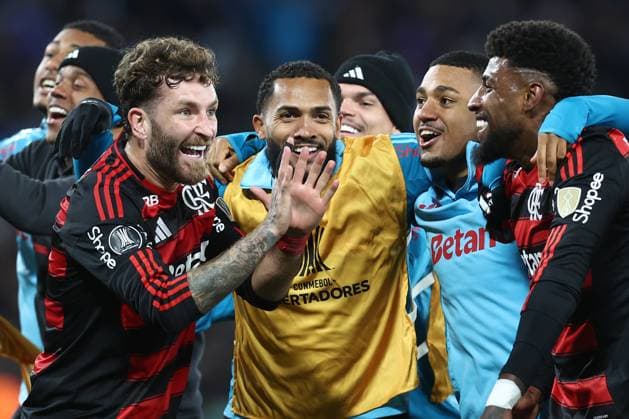 Brazil™s Flamengo defender Leo Pereira L , midfielder Evertton Araujo R and teammates celebrate with fans after their team qualified for the final following a draw in the second leg of the CONMEBOL Copa Libertadores semi final against Racing Club of Argentina at the Presidente Juan Domingo Peron stadium in Avellaneda, Buenos Aires, Argentina, on October 29, 2025 AVELLANEDA ARGENTINA Copyright: xALEJANDROxPAGNIx
