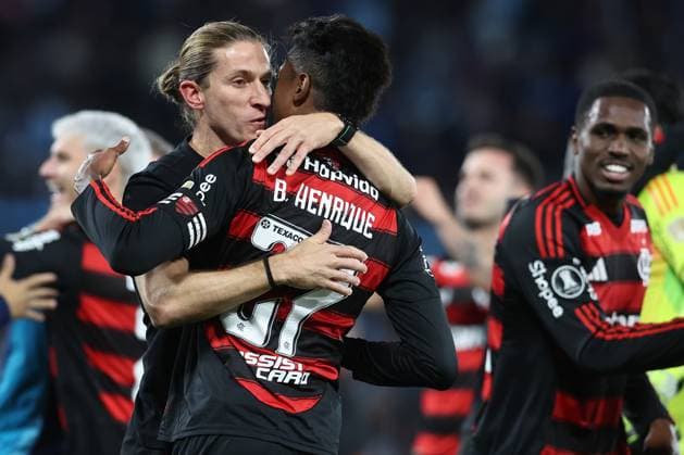 Brazil™s Flamengo head coach Filipe Luis celebrates with forward Bruno Henrique after their team qualified for the final following a draw in the second leg of the CONMEBOL Copa Libertadores semi final against Racing Club of Argentina at the Presidente Juan Domingo Peron stadium in Avellaneda, Buenos Aires, Argentina, on October 29, 2025 AVELLANEDA ARGENTINA Copyright: xALEJANDROxPAGNIx