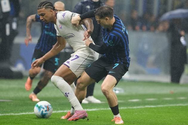 FC Internazionale v ACF Fiorentina - Serie A Cher Ndour of ACF Fiorentina and Piotr Zielinski duel during the soccer match between FC Internazionale and ACF Fiorentina, MD9 of the Serie A Enilive Italian soccer championship 2025 2026 at Giuseppe Meazza Stadium in Milan, Italy, on October 29, 2025. Milan Italy Italy  Copyright: xRobertoxTommasinix originalFilename:tommasini-fcintern251029_np4NI.jpg