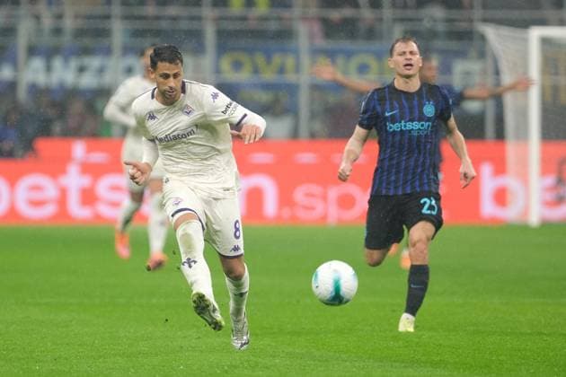 FC Internazionale v ACF Fiorentina - Serie A Rolando Mandragora of ACF Fiorentina plays during the soccer match between FC Internazionale and ACF Fiorentina, MD9 of the Serie A Enilive Italian soccer championship 2025 2026 at Giuseppe Meazza Stadium in Milan, Italy, on October 29, 2025. Milan Italy Italy  Copyright: xRobertoxTommasinix originalFilename:tommasini-fcintern251029_npHst.jpg