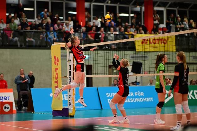 Volleyball I Women I Season 2025 2026 I Bundesliga I 4 Matchday I ETV Hamburger Volksbank Volleys Ladies in Black Aachen I 29 10 2025 Jump Alexa Sophie Thaden 15, ETV Hamburger Volksbank Volleys Luise Klein 9, ETV Hamburger Volksbank Volleys Hamburg ETV Sporthalle Hoheluft Hamburg Germany Copyright: xLobeca FelixxSchlikisx