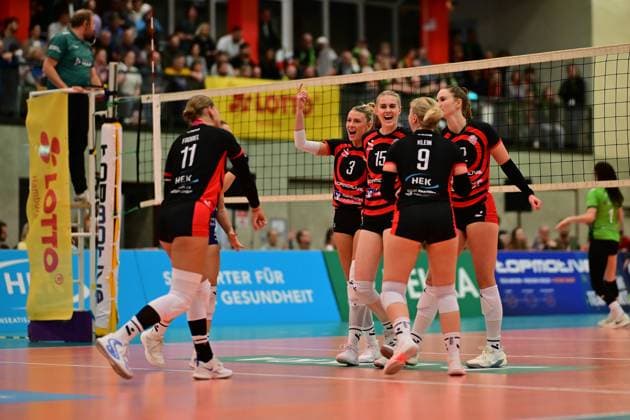 Volleyball I Women I Season 2025 2026 I Bundesliga I 4 Matchday I ETV Hamburger Volksbank Volleys Ladies in Black Aachen I 29 10 2025 Cheers, excitement, enthusiasm, euphoria, joy, happiness, cheerfulness at ETV Hamburger Volksbank Volleys Women, in the background the fans Hamburg ETV Sporthalle Hoheluft Hamburg Germany Copyright: xLobeca FelixxSchlikisx