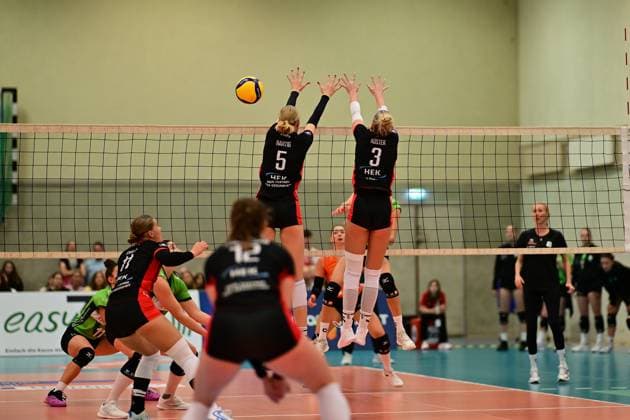 Volleyball I Women I Season 2025 2026 I Bundesliga I 4 Matchday I ETV Hamburger Volksbank Volleys Ladies in Black Aachen I 29 10 2025 Block Anna Hartig 5, ETV Hamburger Volksbank Volleys Lina Köster 3, ETV Hamburger Volksbank Volleys Hamburg ETV Sporthalle Hoheluft Hamburg Germany Copyright: xLobeca FelixxSchlikisx
