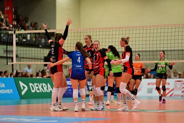 Volleyball I Women I Season 2025 2026 I Bundesliga I 4 Matchday I ETV Hamburger Volksbank Volleys Ladies in Black Aachen I 29 10 2025 Cheers, excitement, enthusiasm, euphoria, joy, happiness, cheerfulness at ETV Hamburger Volksbank Volleys Women, in the background the fans Hamburg ETV Sporthalle Hoheluft Hamburg Germany Copyright: xLobeca FelixxSchlikisx