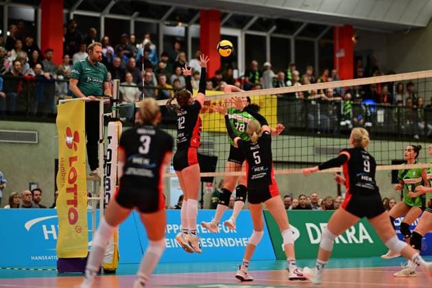 Volleyball I Women I Season 2025 2026 I Bundesliga I 4 Matchday I ETV Hamburger Volksbank Volleys Ladies in Black Aachen I 29 10 2025 Hannah Ammerman 12, ETV Hamburger Volksbank Volleys Lea Ambrosius 18, Ladies in Black Aachen Hamburg ETV Sporthalle Hoheluft Hamburg Germany Copyright: xLobeca FelixxSchlikisx