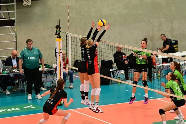 Volleyball I Women I Season 2025 2026 I Bundesliga I 4 Matchday I ETV Hamburger Volksbank Volleys Ladies in Black Aachen I 29 10 2025 Block Svea Frobel 11, ETV Hamburger Volksbank Volleys Anna Hartig 5, ETV Hamburger Volksbank Volleys Hamburg ETV Sporthalle Hoheluft Hamburg Germany Copyright: xLobeca FelixxSchlikisx