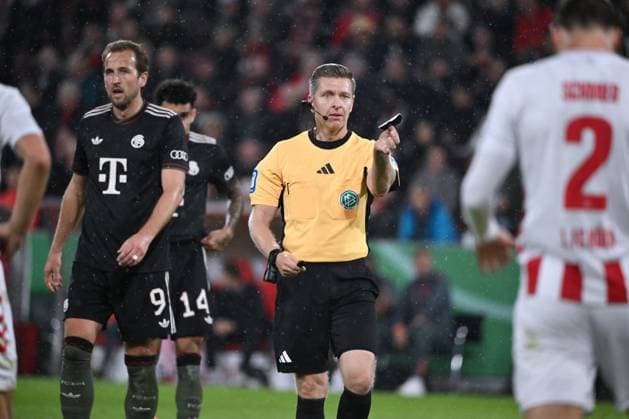 Schiedsrichter Tobias Welz mit einem kleinen Schienbeinschützer 29.10.2025, Fussball DFB Pokal, Saison 2025 2026, 2. Runde, 1. FC Köln - FC Bayern München 1:4 DFB regulations prohibit any use of photographs as image sequences and or quasi-video Koeln Rhein Energie Stadion Nordrhein Westfalen Deutschland *** Referee Tobias Welz with a small shin guard 29 10 2025, Football DFB Pokal, Season 2025 2026, 2 Round, 1 FC Köln FC Bayern München 1 4 DFB regulations prohibit any use of photographs as image sequences and or quasi video Koeln Rhein Energie Stadion Nordrhein Westfalen Germany Team2