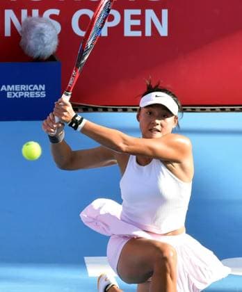 (251030) -- HONG KONG, Oct. 30, 2025 -- Wang Yafan hits a return during the women s singles round of 16 match between Wang Yafan of China and Belinda Bencic of Switzerland at the WTA, Tennis Damen Hong Kong Open tennis tournament in Hong Kong, China, Oct. 30, 2025. ) (SP)CHINA-HONG KONG-TENNIS-WTA HONG KONG OPEN (CN) LoxPingxFai 