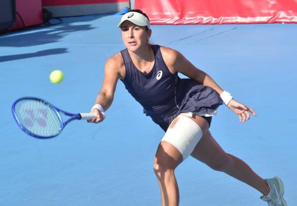 (251030) -- HONG KONG, Oct. 30, 2025 -- Belinda Bencic hits a return during the women s singles round of 16 match between Wang Yafan of China and Belinda Bencic of Switzerland at the WTA, Tennis Damen Hong Kong Open tennis tournament in Hong Kong, China, Oct. 30, 2025. ) (SP)CHINA-HONG KONG-TENNIS-WTA HONG KONG OPEN (CN) LoxPingxFai 