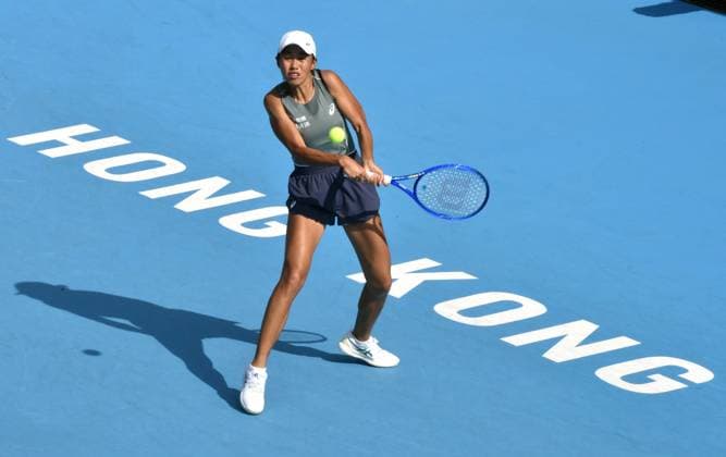 (251030) -- HONG KONG, Oct. 30, 2025 -- Zhang Shuai hits a return during the women s singles round of 16 match between Zhang Shuai of China and Anna Kalinskaya of Russia at the WTA, Tennis Damen Hong Kong Open tennis tournament in Hong Kong, China, Oct. 30, 2025. Lo Ping Fai) (SP)CHINA-HONG KONG-TENNIS-WTA HONG KONG OPEN (CN) LuxBinghui 