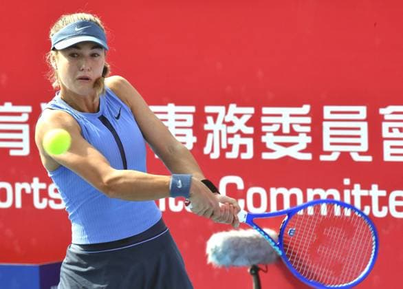 (251030) -- HONG KONG, Oct. 30, 2025 -- Anna Kalinskaya hits a return during the women s singles round of 16 match between Zhang Shuai of China and Anna Kalinskaya of Russia at the WTA, Tennis Damen Hong Kong Open tennis tournament in Hong Kong, China, Oct. 30, 2025. Lo Ping Fai) (SP)CHINA-HONG KONG-TENNIS-WTA HONG KONG OPEN (CN) LuxBinghui 