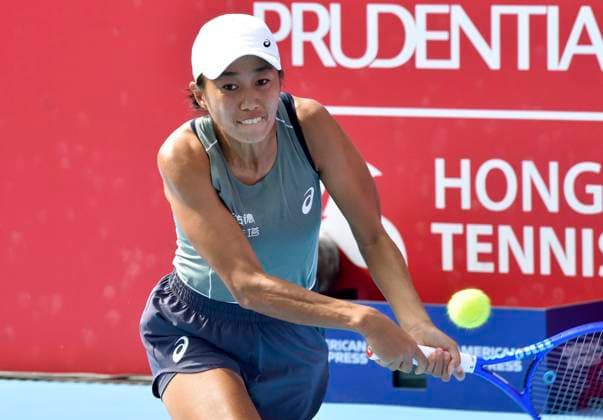 (251030) -- HONG KONG, Oct. 30, 2025 -- Zhang Shuai hits a return during the women s singles round of 16 match between Zhang Shuai of China and Anna Kalinskaya of Russia at the WTA, Tennis Damen Hong Kong Open tennis tournament in Hong Kong, China, Oct. 30, 2025. Lo Ping Fai) (SP)CHINA-HONG KONG-TENNIS-WTA HONG KONG OPEN (CN) LuxBinghui 