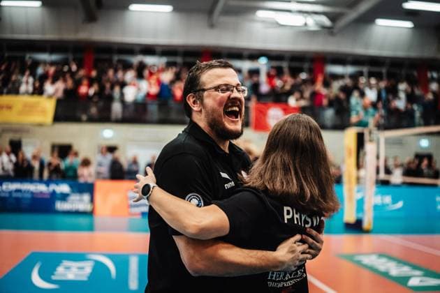 Volleyball Women Season 2025 2026 Volleyball Bundesliga ETV Hamburger Volksbank Volleys vs Ladies in Black Aachen 29 10 2025 Coach Markus Friedrich ETV Hamburger Volksbank Volleys cheers Hamburg Sporthalle Hoheluft Hamburg Germany