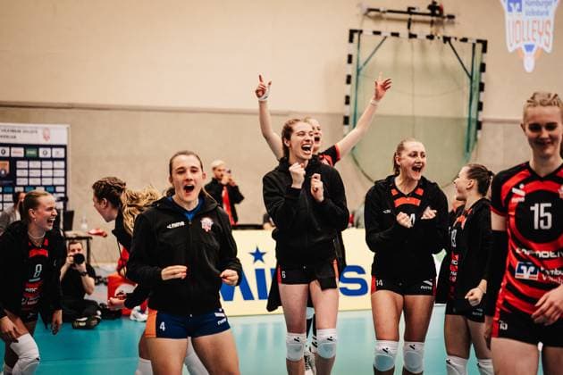 Volleyball Women Season 2025 2026 Volleyball Bundesliga ETV Hamburger Volksbank Volleys vs Ladies in Black Aachen 29 10 2025 The ETV bench cheers after winning the first set, from left Zoe Konjer 8, ETV Hamburger Volksbank Volleys , Louisa Krams 17, ETV Hamburger Volksbank Volleys , Sarah Stiriz 4, ETV Hamburger Volksbank Volleys , Constanze von Meyenn 6, ETV Hamburger Volksbank Volleys , Lena Liegert 10, ETV Hamburger Volksbank Volleys , Fiona Dittmann 14, ETV Hamburger Volksbank Volleys , Feli Clemann and Alexa Sophie Thaden 15, ETV Hamburger Volksbank Volleys Hamburg Sporthalle Hoheluft Hamburg Germany