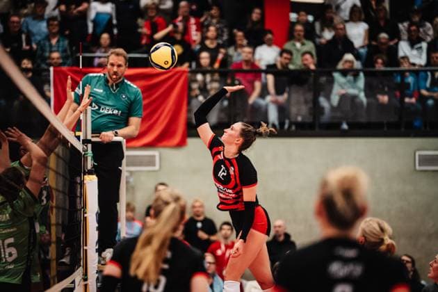 Volleyball Women Season 2025 2026 Volleyball Bundesliga ETV Hamburger Volksbank Volleys vs Ladies in Black Aachen 29 10 2025 Hannah Ammerman 12, ETV Hamburger Volksbank Volleys on the attack Hamburg Sporthalle Hoheluft Hamburg Germany