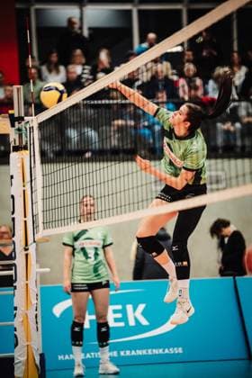 Volleyball Women Season 2025 2026 Volleyball Bundesliga ETV Hamburger Volksbank Volleys vs Ladies in Black Aachen 29 10 2025 Celine Jebens 1, Ladies in Black Aachen warming up Hamburg Sporthalle Hoheluft Hamburg Germany