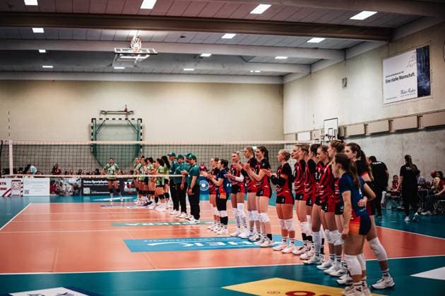 Volleyball Women Season 2025 2026 Volleyball Bundesliga ETV Hamburger Volksbank Volleys vs Ladies in Black Aachen 29 10 2025 The two teams before the match Hamburg Sporthalle Hoheluft Hamburg Germany