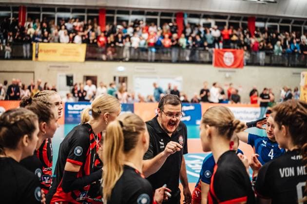 Volleyball Women Season 2025 2026 Volleyball Bundesliga ETV Hamburger Volksbank Volleys vs Ladies in Black Aachen 29 10 2025 Coach Markus Friedrich ETV Hamburger Volksbank Volleys with a speech to the team before the game Hamburg Sporthalle Hoheluft Hamburg Germany