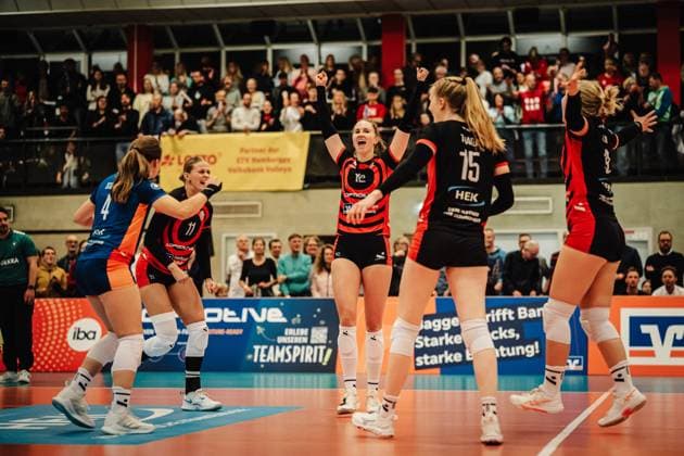 Volleyball Women Season 2025 2026 Volleyball Bundesliga ETV Hamburger Volksbank Volleys vs Ladies in Black Aachen 29 10 2025 ETV cheers, f l Sarah Stiriz 4, ETV Hamburger Volksbank Volleys , Svea Frobel 11, ETV Hamburger Volksbank Volleys , Hannah Ammerman 12, ETV Hamburger Volksbank Volleys , Alexa Sophie Thaden 15, ETV Hamburger Volksbank Volleys and Luise Klein 9, ETV Hamburger Volksbank Volleys Hamburg Sporthalle Hoheluft Hamburg Germany