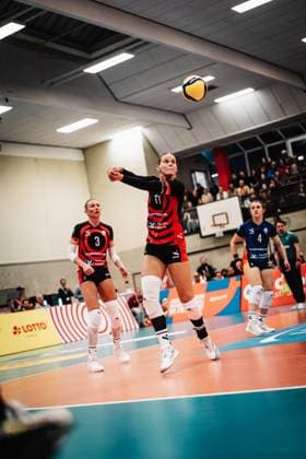 Volleyball Women Season 2025 2026 Volleyball Bundesliga ETV Hamburger Volksbank Volleys vs Ladies in Black Aachen 29 10 2025 Svea Frobel 11, ETV Hamburger Volksbank Volleys plays the ball Hamburg Sporthalle Hoheluft Hamburg Germany