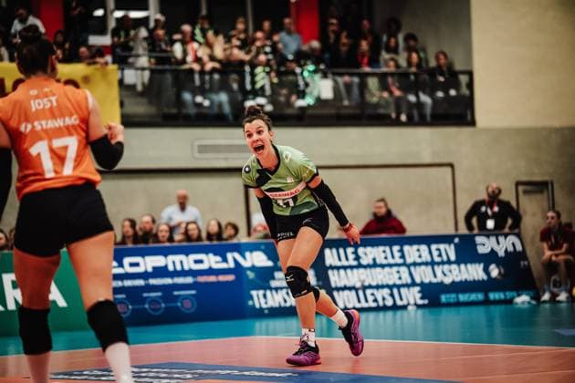 Volleyball Women Season 2025 2026 Volleyball Bundesliga ETV Hamburger Volksbank Volleys vs Ladies in Black Aachen 29 10 2025 Tsvetelina Ilieva 11, Ladies in Black Aachen cheers Hamburg Sporthalle Hoheluft Hamburg Germany