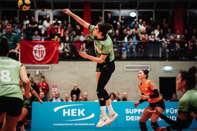Volleyball Women Season 2025 2026 Volleyball Bundesliga ETV Hamburger Volksbank Volleys vs Ladies in Black Aachen 29 10 2025 Celine Jebens 1, Ladies in Black Aachen on the attack Hamburg Sporthalle Hoheluft Hamburg Germany