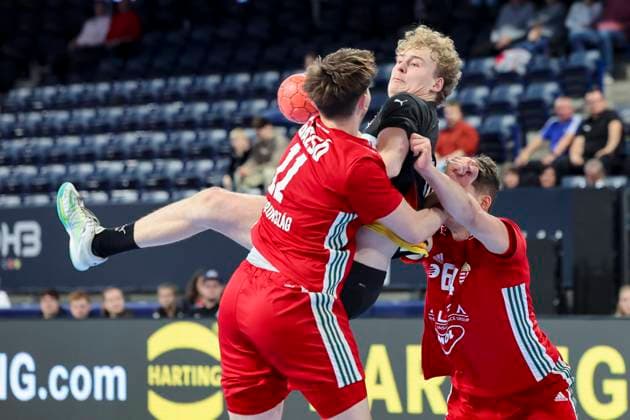 Peter Gazso (Hungary), William Reichardt (Germany) und Mate Meszaros (Hungary) kaempfen um den Ball, Handball-Laenderspiel der Maenner, Germany U20 vs Hungary U20, PSD Bank Arena am 30. October 2025 in Nuernberg, Deutschland. (Foto von Marco Steinbrenner DeFodi Images) Peter Gazso (Hungary), William Reichardt (Germany) und Mate Meszaros (Hungary) battle for the ball, Handball-Laenderspiel der Maenner, Germany U20 vs Hungary U20, PSD Bank Arena, October 30, 2025 in Nuernberg, Germany. (Photo by Marco Steinbrenner DeFodi Images) Peter Gazso Hungary , William Reichardt Germany and Mate Meszaros Hungary battle for the ball, mens national handball match, Germany U20 vs Hungary U20, PSD Bank Arena, October 30, 2025 in Nuremberg, Germany Photo by Marco Steinbrenner DeFodi Images Peter Gazso Hungary , William Reichardt Germany and Mate Meszaros Hungary battle for the ball, Handball Laenderspiel der Maenner, Germany U20 vs Hungary U20, PSD Bank Arena, October 30, 2025 in Nuremberg, Germany Photo by Marco Steinbrenner DeFodi Images