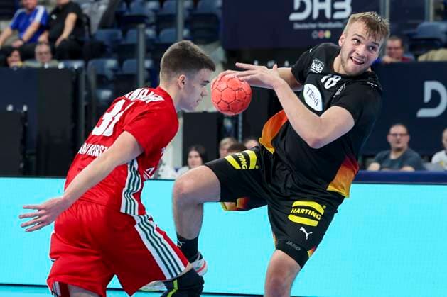 Tim Schroeder (Germany) kontrolliert den Ball, Handball-Laenderspiel der Maenner, Germany U20 vs Hungary U20, PSD Bank Arena am 30. October 2025 in Nuernberg, Deutschland. (Foto von Marco Steinbrenner DeFodi Images) Tim Schroeder (Germany) controls the ball, Handball-Laenderspiel der Maenner, Germany U20 vs Hungary U20, PSD Bank Arena, October 30, 2025 in Nuernberg, Germany. (Photo by Marco Steinbrenner DeFodi Images) Tim Schroeder Germany controls the ball, Handball Laenderspiel der Maenner, Germany U20 vs Hungary U20, PSD Bank Arena on October 30, 2025 in Nuremberg, Germany Photo by Marco Steinbrenner DeFodi Images Tim Schroeder Germany controls the ball, Handball Laenderspiel der Maenner, Germany U20 vs Hungary U20, PSD Bank Arena, October 30, 2025 in Nuremberg, Germany Photo by Marco Steinbrenner DeFodi Images
