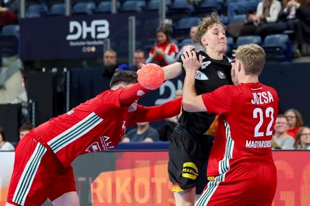 Adam Horvath-Garaba (Hungary), Caspar Gauer (Germany) und Adam Jozsa (Hungary) kaempfen um den Ball, Handball-Laenderspiel der Maenner, Germany U20 vs Hungary U20, PSD Bank Arena am 30. October 2025 in Nuernberg, Deutschland. (Foto von Marco Steinbrenner DeFodi Images) Adam Horvath-Garaba (Hungary), Caspar Gauer (Germany) und Adam Jozsa (Hungary) battle for the ball, Handball-Laenderspiel der Maenner, Germany U20 vs Hungary U20, PSD Bank Arena, October 30, 2025 in Nuernberg, Germany. (Photo by Marco Steinbrenner DeFodi Images) Adam Horvath Garaba Hungary , Caspar Gauer Germany and Adam Jozsa Hungary battle for the ball, mens national handball match, Germany U20 vs Hungary U20, PSD Bank Arena, October 30, 2025 in Nuremberg, Germany Photo by Marco Steinbrenner DeFodi Images Adam Horvath Garaba Hungary , Caspar Gauer Germany and Adam Jozsa Hungary battle for the ball, Handball Laenderspiel der Maenner, Germany U20 vs Hungary U20, PSD Bank Arena, October 30, 2025 in Nuremberg, Germany Photo by Marco Steinbrenner DeFodi Images