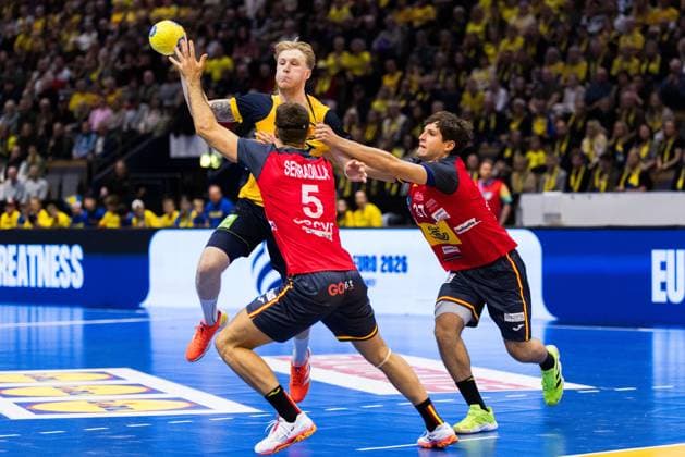251030 Eric Johansson of Sweden against Antonio Serradilla and Victor Romero of Spain during the international friendly handball match between Sweden and Spain on October 30, 2025 in Linköping Photo Magnus Andersson BILDBYRAN COP 308 MN0202 handball handboll handball international friendly sverige sweden spain bbeng bbauto  Copyright: MAGNUSxANDERSSON BB251030MN004