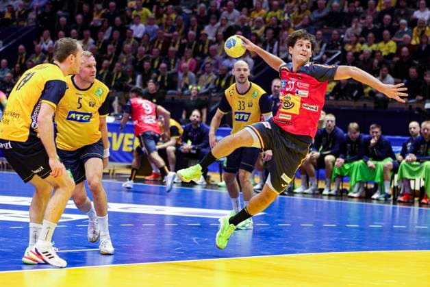 LINKÖPING, SWEDEN 20251030 Spain s Victor Romero gets past Sweden s Felix Claar, Max Darj and Lukas Sandell during Thursday s training international handball match between Sweden and Spain in the Saab arena in Linköping, Sweden October 30, 2025 LINKÖPING SWEDEN x11900x  Copyright: xPärxBäckström TTx HANDBALL SWEDEN-SPAIN