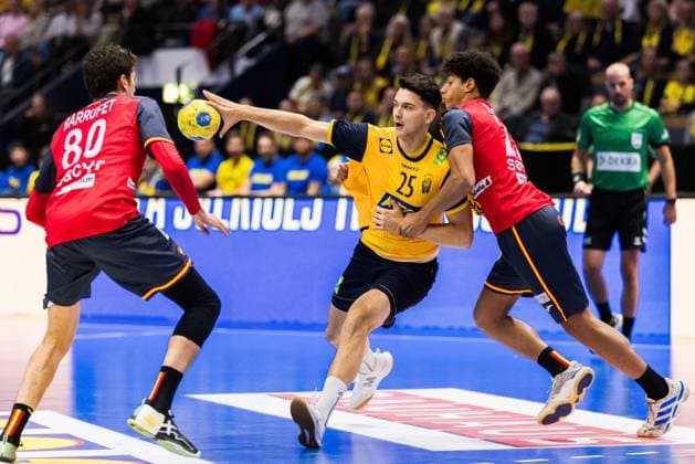 251030 Nikola Roganovic of Sweden and Marcos Fis of Spain during the international friendly handball match between Sweden and Spain on October 30, 2025 in Linköping Photo Magnus Andersson BILDBYRAN COP 308 MN0202 handball handball handball international friendly sverige sweden spain bbeng bbauto  Copyright: MAGNUSxANDERSSON BB251030MN018