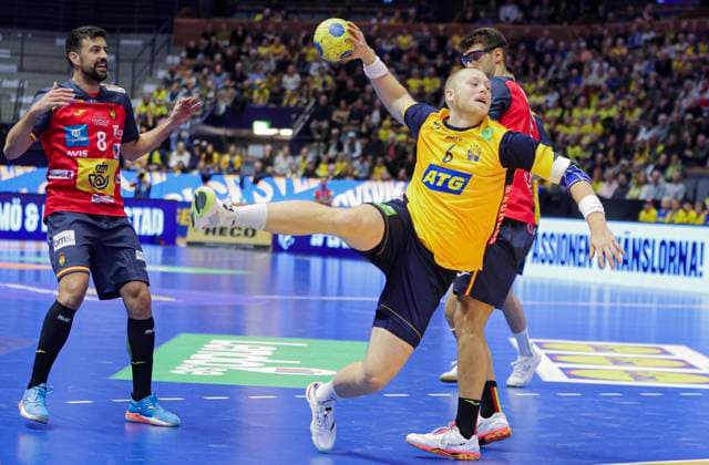 LINKÖPING, SWEDEN 20251030 Swedens Felix Möller fires a shot in front of Spains Agustin Casado during Thursdays international handball training match between Sweden and Spain at Saab arena in Linköping LINKÖPING SWEDEN x11900x  Copyright: xPärxBäckström TTx HANDBOLL SVERIGE-SPANIEN