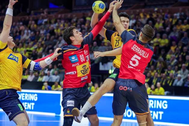 LINKÖPING, SWEDEN 20251030 Sweden s Nikola Roganovic is stopped by Spain s Ian Barrufet and Antonio Serradilla during Thursday s training international handball match between Sweden and Spain in the Saab arena in Linköping, Sweden October 30, 2025 LINKÖPING SWEDEN x11900x  Copyright: xPärxBäckström TTx HANDBALL SWEDEN-SPAIN
