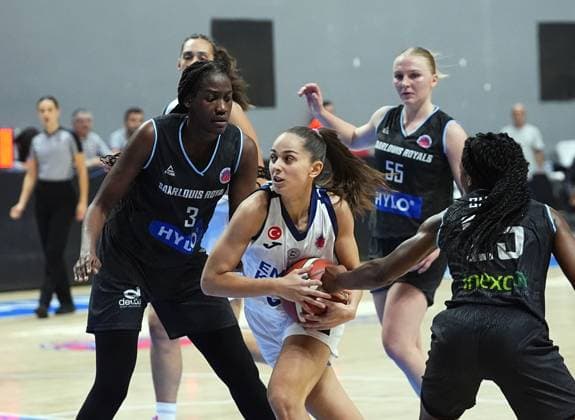 Emlak Konut v Saarlouis Royals - FIBA Europe Cup ISTANBUL, TURKIYE - OCTOBER 30: Ceren Akpinar (C) of Emlak Konut in action against Martha Burse (25) of Saarlouis Royals during the FIBA Europe Cup Group E week 4 basketball match between Emlak Konut and Saarlouis Royals at Ahmet Comert Sports Hall in Istanbul, Turkiye on October 30, 2025. Esra Bilgin Anadolu Istanbul Turkey. Editorial use only. Please get in touch for any other usage.  Copyright: x2025xAnadoluxEsraxBilginx