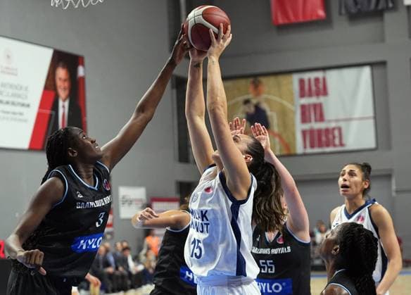 Emlak Konut v Saarlouis Royals - FIBA Europe Cup ISTANBUL, TURKIYE - OCTOBER 30: Gizem Basaran Turan (15) of Emlak Konut in action against Nogaye Lo Sylla (3) of Saarlouis Royals during the FIBA Europe Cup Group E week 4 basketball match between Emlak Konut and Saarlouis Royals at Ahmet Comert Sports Hall in Istanbul, Turkiye on October 30, 2025. Esra Bilgin Anadolu Istanbul Turkey. Editorial use only. Please get in touch for any other usage.  Copyright: x2025xAnadoluxEsraxBilginx