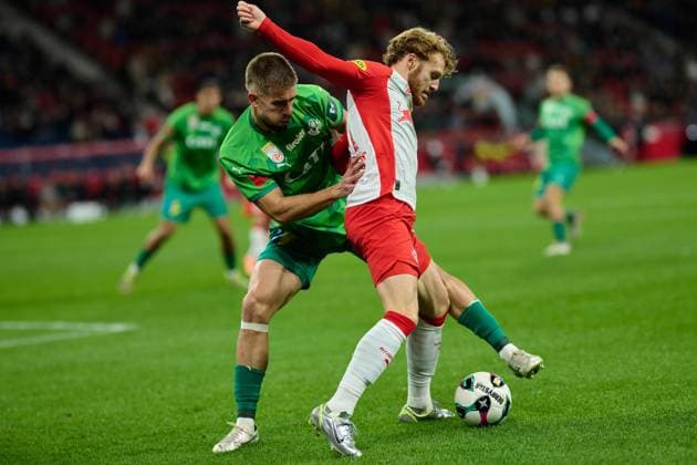 Salzburg, Austria October 30, 2025 ÖFB Cup 2025 2026 RB Salzburg vs WSG Tirol In the picture from left in the duel David Kubatta WSG , Yorbe Vertessen RB Red Bull Arena Copyright: xFotostandx xWassmuth,xJUERGENxWASSMUTHx