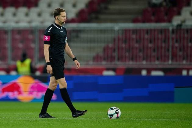 Salzburg, Austria October 30, 2025 ÖFB Cup 2025 2026 RB Salzburg vs WSG Tirol In the picture Referee Christian Petru Ciochirca Red Bull Arena Copyright: xFotostandx xWassmuth,xJUERGENxWASSMUTHx