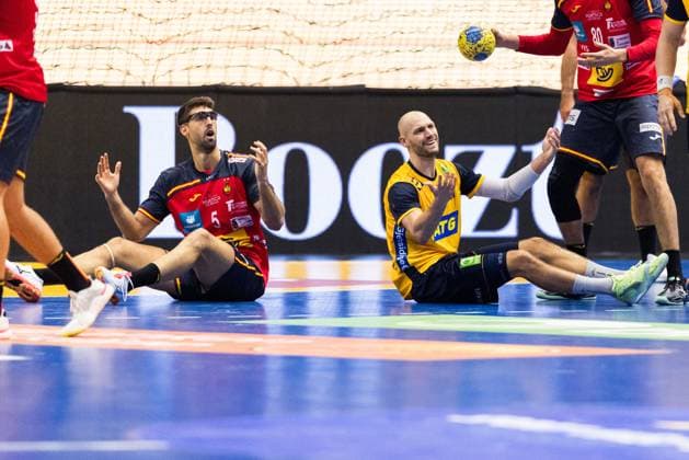 251030 Antonio Serradilla of Spain and Lukas Sandell of Sweden reacts during the international friendly handball match between Sweden and Spain on October 30, 2025 in Linköping Photo Magnus Andersson BILDBYRAN COP 308 MN0202 handball handboll handball international friendly sverige sweden spain bbeng bbauto  Copyright: MAGNUSxANDERSSON BB251030MN027