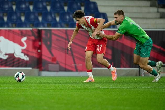 Salzburg, Austria October 30, 2025 ÖFB Cup 2025 2026 RB Salzburg vs WSG Tirol In the picture from left in the duel Kerim Alajbegovic RB , David Kubatta WSG Red Bull Arena Copyright: xFotostandx xWassmuth,xJUERGENxWASSMUTHx