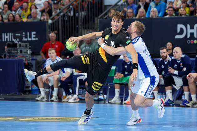 Julian Koester (Germany) und Omar Ingi Magnusson (Iceland) kaempfen um den Ball, Handball-Laenderspiel der Maenner, Germany vs Iceland, PSD Bank Arena am 30. October 2025 in Nuernberg, Deutschland. (Foto von Marco Steinbrenner DeFodi Images) Julian Koester (Germany) und Omar Ingi Magnusson (Iceland) battle for the ball, Handball-Laenderspiel der Maenner, Germany vs Iceland, PSD Bank Arena, October 30, 2025 in Nuernberg, Germany. (Photo by Marco Steinbrenner DeFodi Images) Julian Koester Germany and Omar Ingi Magnusson Iceland battle for the ball, Handball Laenderspiel der Maenner, Germany vs Iceland, PSD Bank Arena on October 30, 2025 in Nuremberg, Germany Photo by Marco Steinbrenner DeFodi Images Julian Koester Germany and Omar Ingi Magnusson Iceland battle for the ball, Handball Laenderspiel der Maenner, Germany vs Iceland, PSD Bank Arena, October 30, 2025 in Nuremberg, Germany Photo by Marco Steinbrenner DeFodi Images
