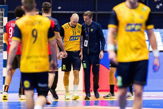 251030 Lukas Sandell of Sweden in pain during the international friendly handball match between Sweden and Spain on October 30, 2025 in Linköping Photo Magnus Andersson BILDBYRAN COP 308 MN0202 handball handball handball international friendly sverige sweden spain bbeng bbauto depp injury  Copyright: MAGNUSxANDERSSON BB251030MN030