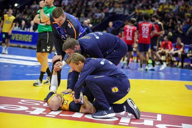 LINKÖPING, SWEDEN 20251030 Swedens Lukas Sandell is in pain during Thursdays international handball training match between Sweden and Spain at Saab arena in Linköping LINKÖPING SWEDEN x11900x  Copyright: xPärxBäckström TTx HANDBOLL SVERIGE-SPANIEN