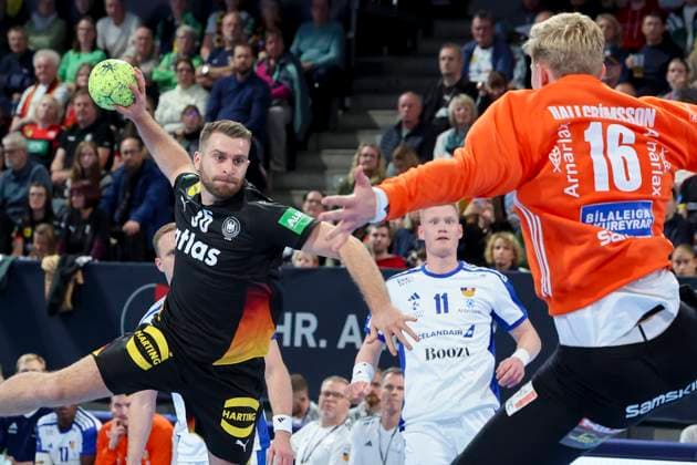 Lukas Mertens (Germany) und Torhueter Viktor Hallgrimsson (Iceland) kaempfen um den Ball, Handball-Laenderspiel der Maenner, Germany vs Iceland, PSD Bank Arena am 30. October 2025 in Nuernberg, Deutschland. (Foto von Marco Steinbrenner DeFodi Images) Lukas Mertens (Germany) und Torhueter Viktor Hallgrimsson (Iceland) battle for the ball, Handball-Laenderspiel der Maenner, Germany vs Iceland, PSD Bank Arena, October 30, 2025 in Nuernberg, Germany. (Photo by Marco Steinbrenner DeFodi Images) Lukas Mertens Germany and goalkeeper Viktor Hallgrimsson Iceland battle for the ball, mens national handball match, Germany vs Iceland, PSD Bank Arena on October 30, 2025 in Nuremberg, Germany, Germany Photo by Marco Steinbrenner DeFodi Images Lukas Mertens Germany and goalkeeper Viktor Hallgrimsson Iceland battle for the ball, Handball Laenderspiel der Maenner, Germany vs Iceland, PSD Bank Arena, October 30, 2025 in Nuremberg, Germany Photo by Marco Steinbrenner DeFodi Images