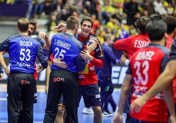 LINKÖPING, SWEDEN 20251030 The Spanish team celebrates the victory after Thursday s international handball training match between Sweden and Spain at Saab Arena in Linköping, Sweden October 30, 2025 LINKÖPING SWEDEN x11900x  Copyright: xPärxBäckström TTx HANDBALL SWEDEN-SPAIN
